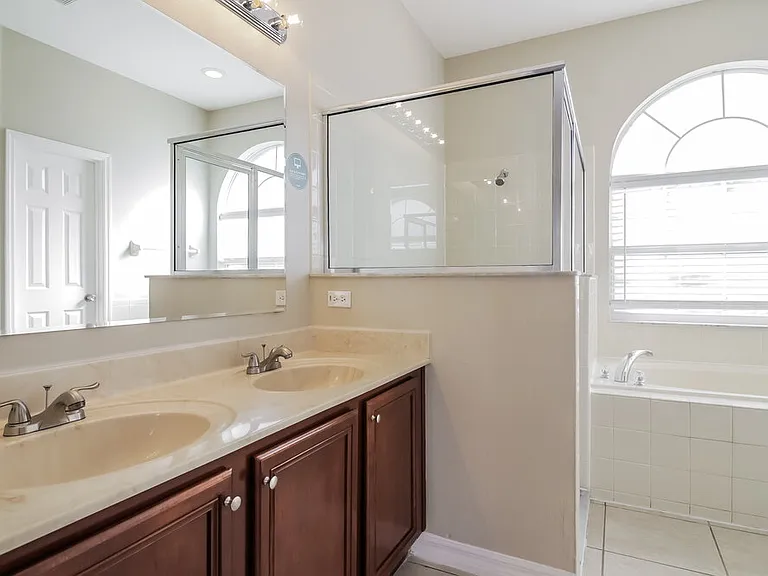 562 Bristol Cir — Photo 12