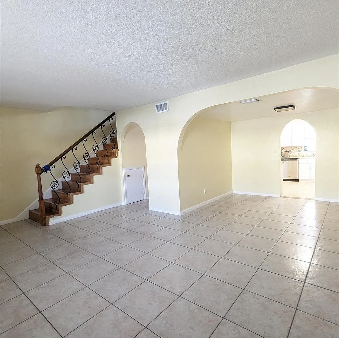 3 bed, 2.5 bath, 1400 sqft, $2,500 — Photo 4
