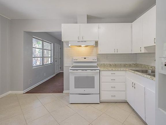 5th image of 311 E Hydrangia St