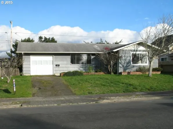 1725 Johnson St, North Bend, OR 97459