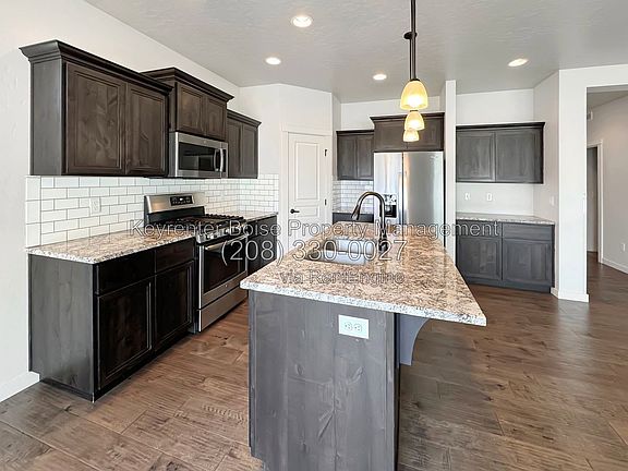 4th image of 1376 W Pebblestone Dr