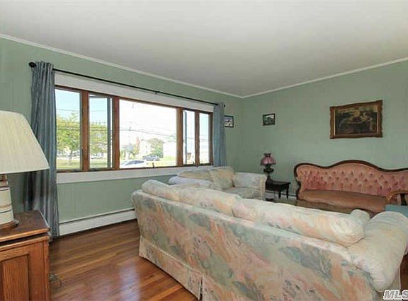 4th image of 19 Forest Ave