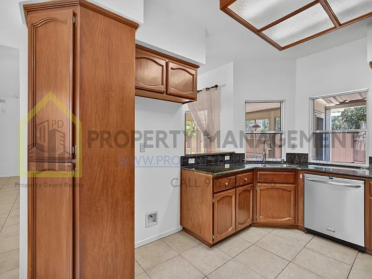 8072 Bothwell Dr — Photo 13