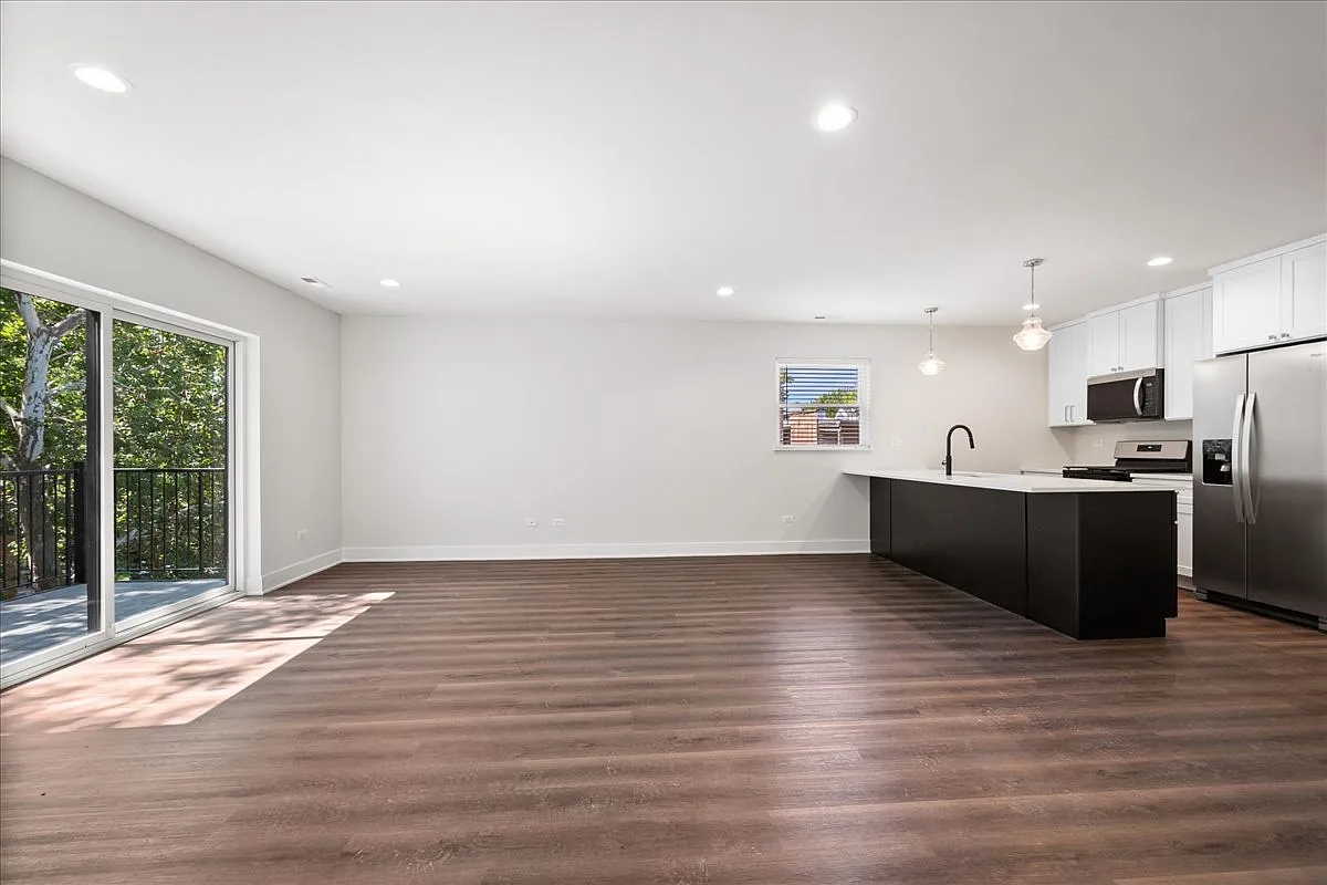 3 bed, $2,995 — Photo 3