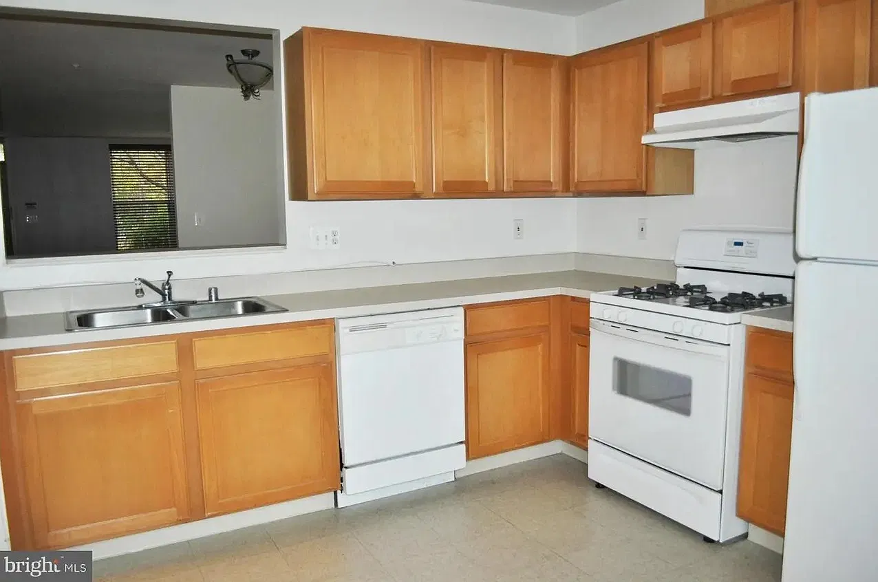 3 bed, 2.5 bath, 1600 sqft, $2,200 — Photo 2