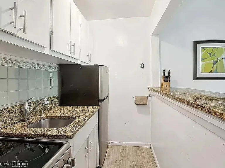 465 W 49th St #1B — Photo 4