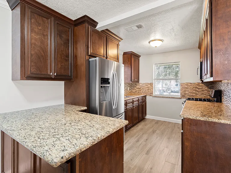 907 Northbend Dr — Photo 8