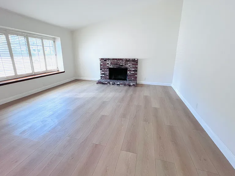 23992 Woodstone St — Photo 7