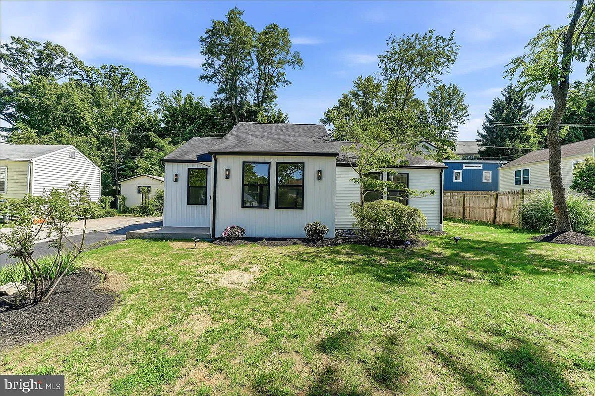 2 bed, 1.0 bath, 979 sqft, $2,200 — Photo 3