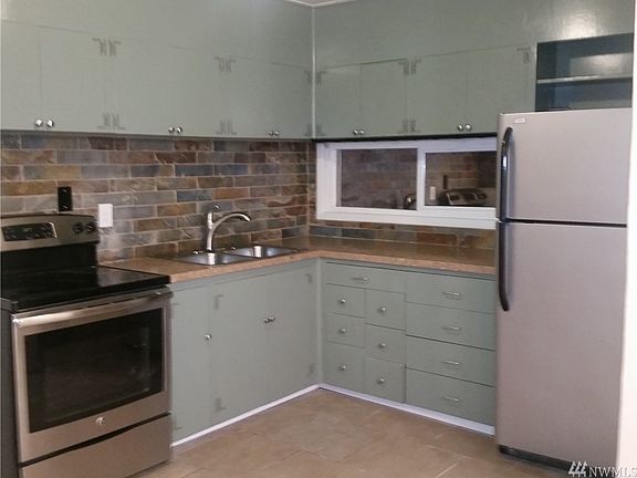 2nd image of 528 13th St SE