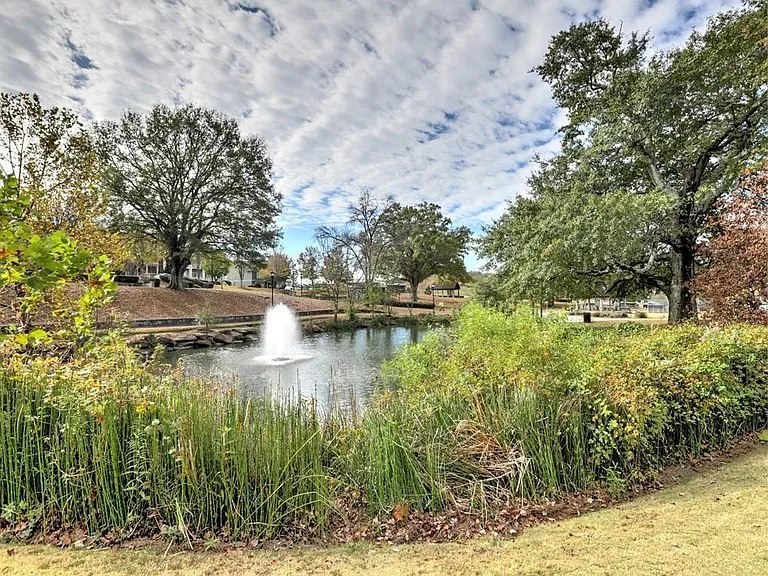 975 Odessa Dr NW — Photo 49