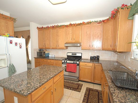 Eat-In-Kitchen