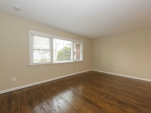 4th image of 27 Russell Ave