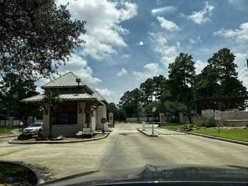Exterior Neighborhood (street photo)
