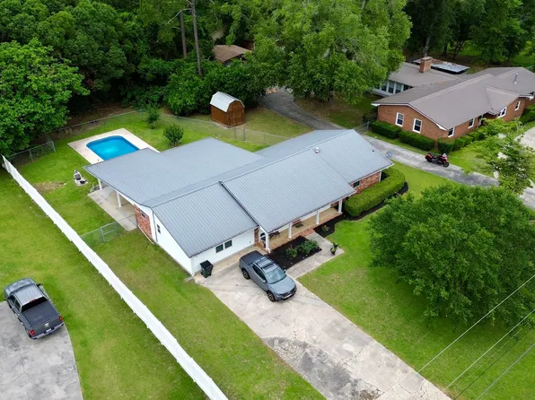 403 Whispering Pines Dr, Douglas, GA 31533