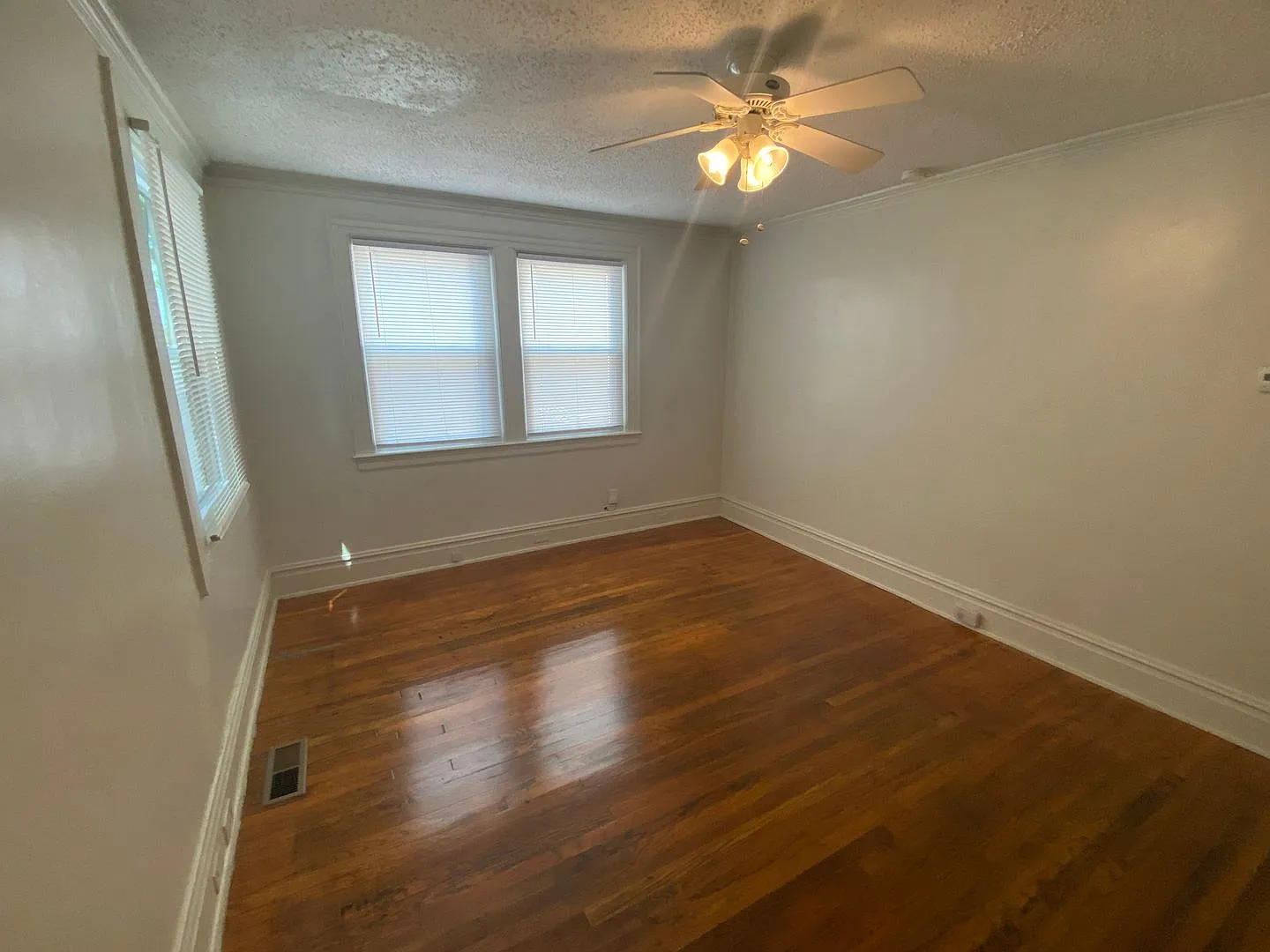Adorable 1 Bedroom Duplex Near Duke - W&D / Fenced Yd — Photo 4