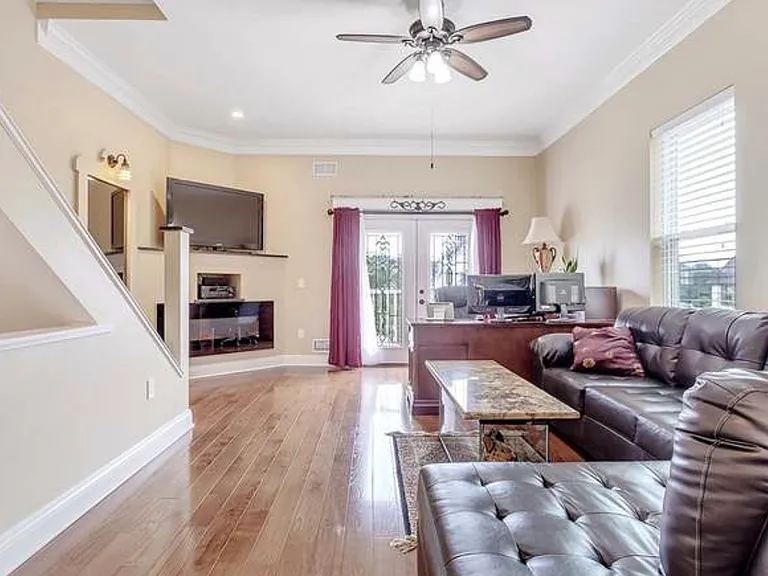 462 Augusta St — Photo 4