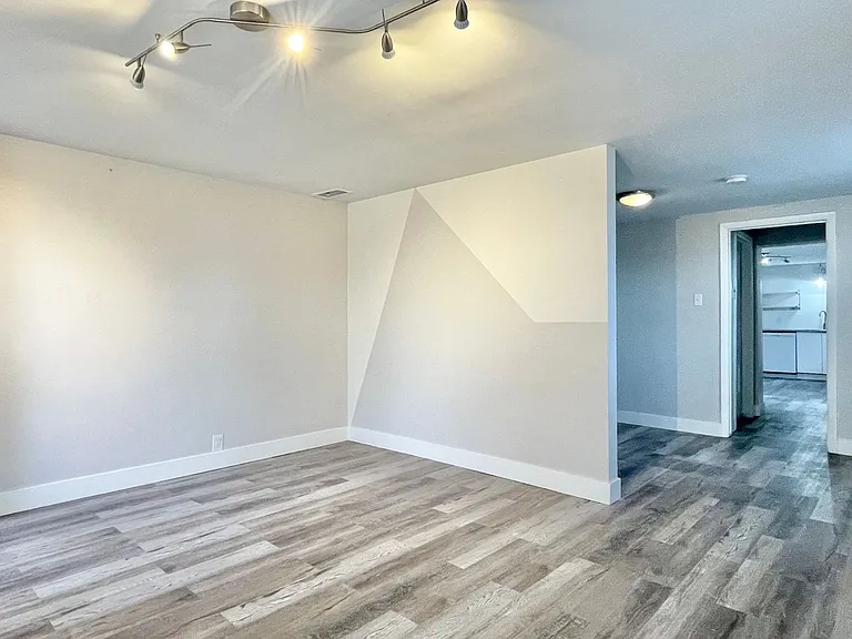 415 N Main St — Photo 6