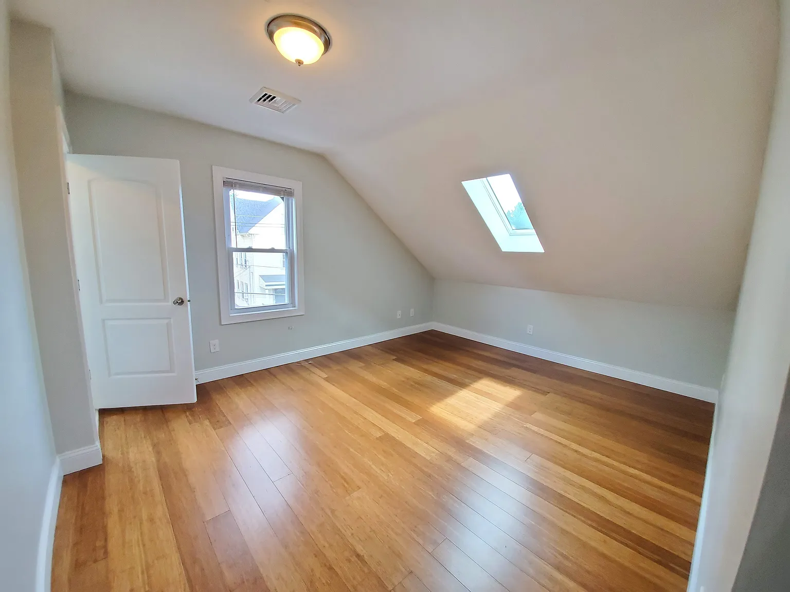 7 bed, $1,400 — Photo 3