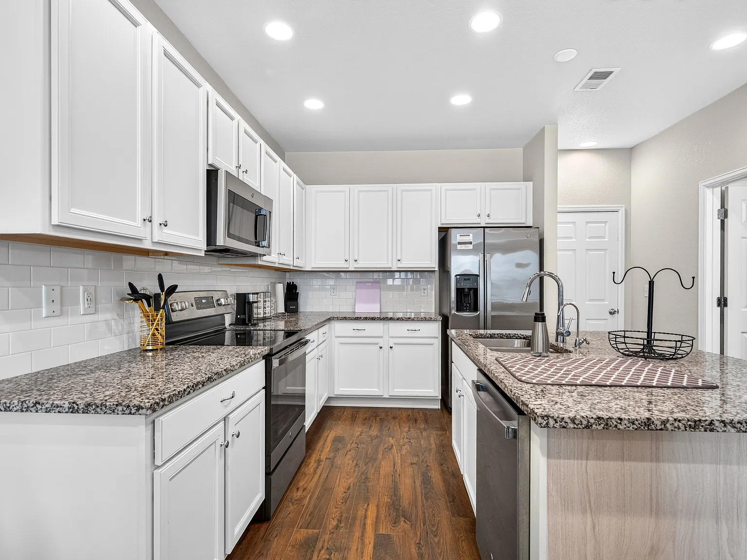 3 bed, 2.5 bath, 1508 sqft, $4,500 — Photo 2