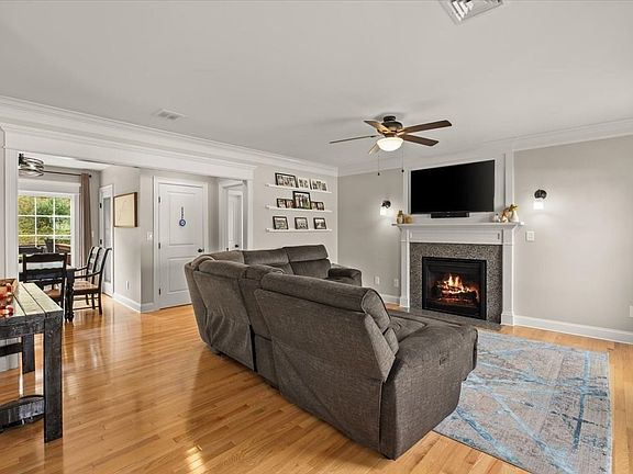 3rd image of 18 White Rock Ln