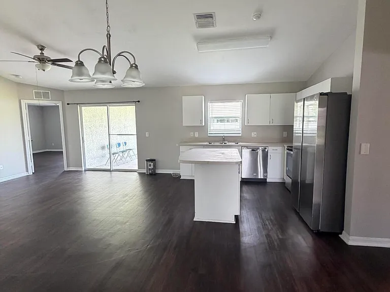 581 NW Goldcoast Ave — Photo 7