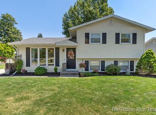 338 Kinross Dr NE, Rockford, MI