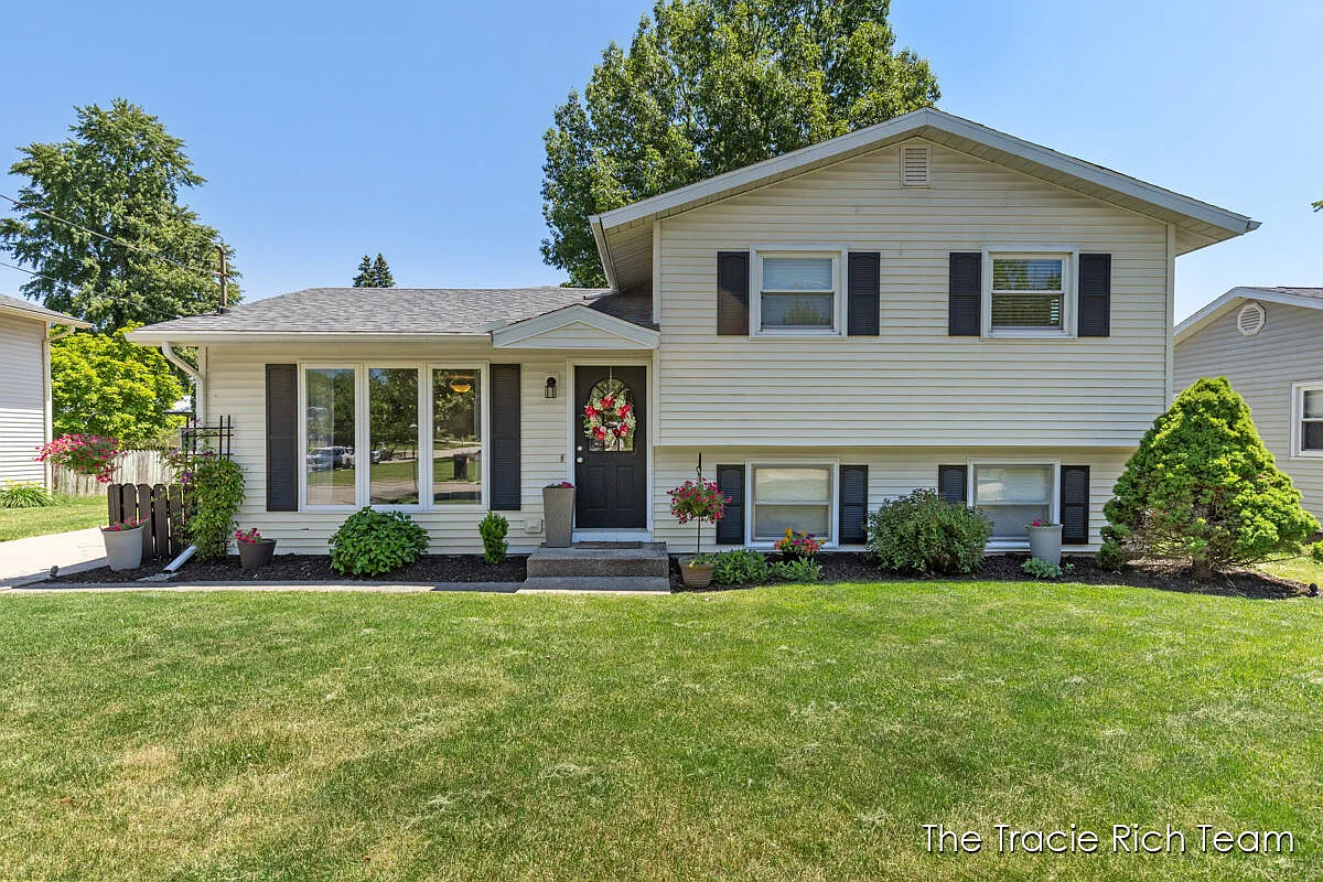 338 Kinross Dr NE photo 1