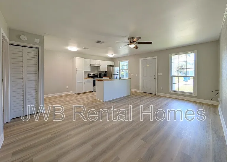 7815 Jasper Ave — Photo 3