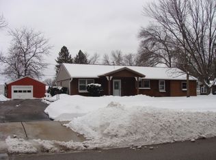 611 Oakland Ave, Mukwonago, WI 53149