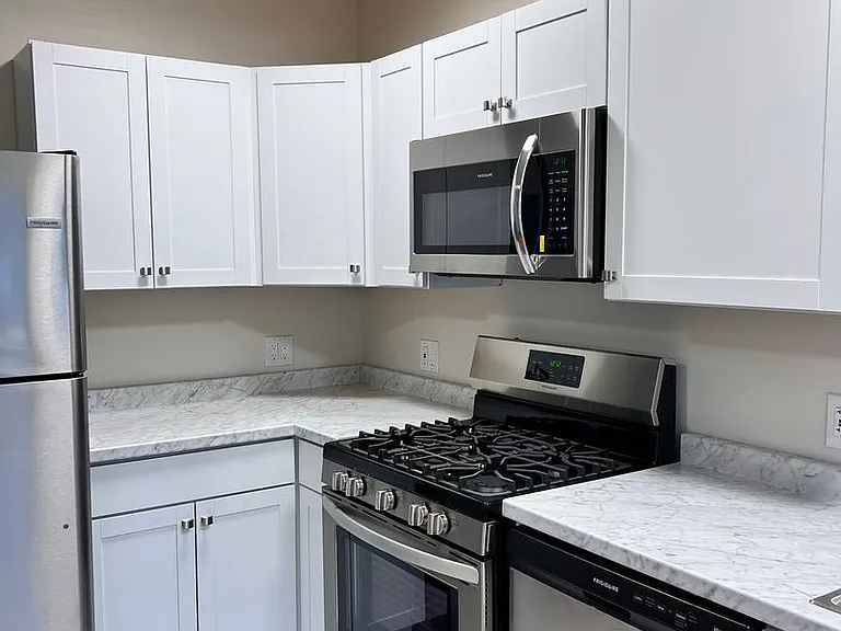 2923 Victoria Avenue — Photo 4