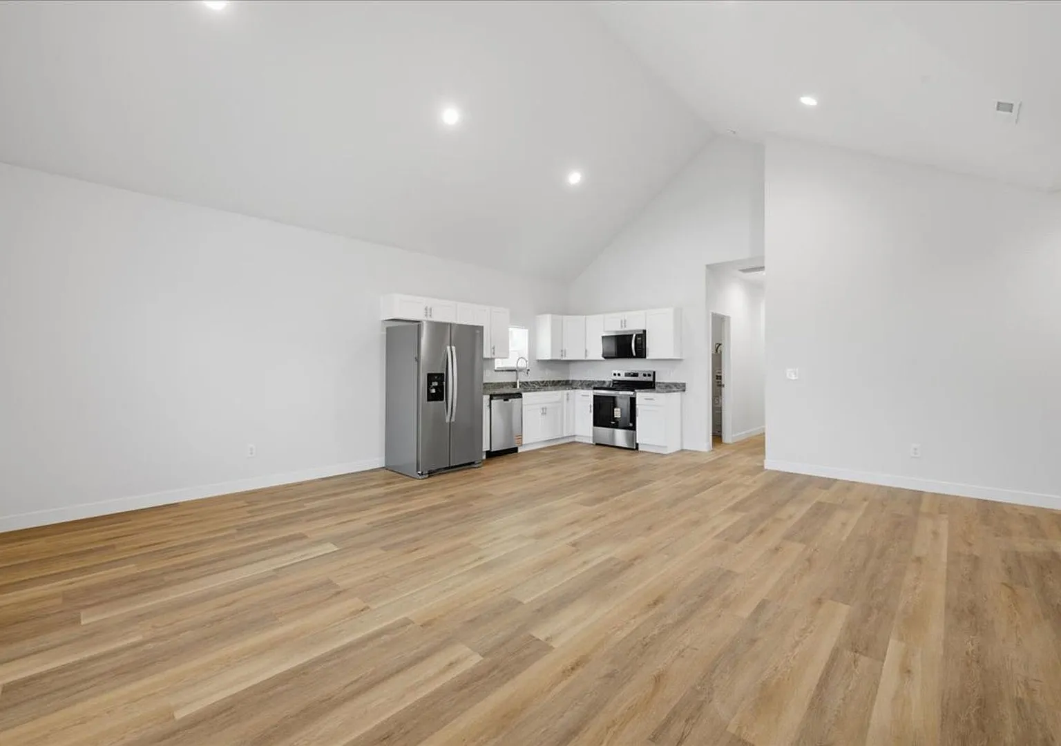 2708 E 56th Street - Unit B - $2,095.00/mo. — Photo 4