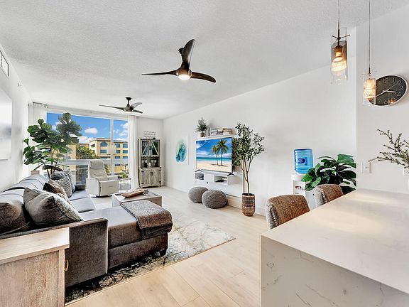 2nd image of 111 SE 1st Avenue #517