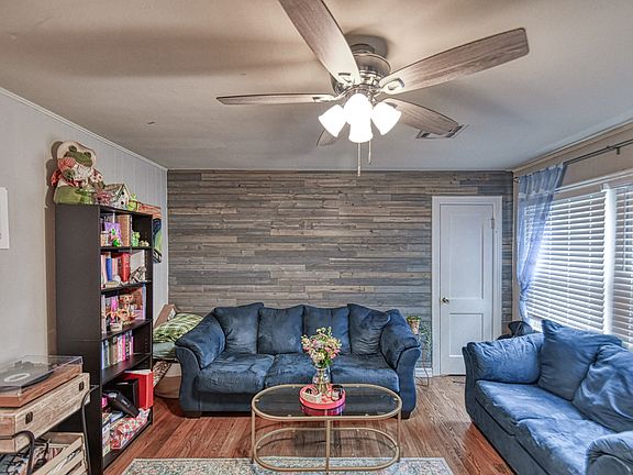 3rd image of 807 Dakota St