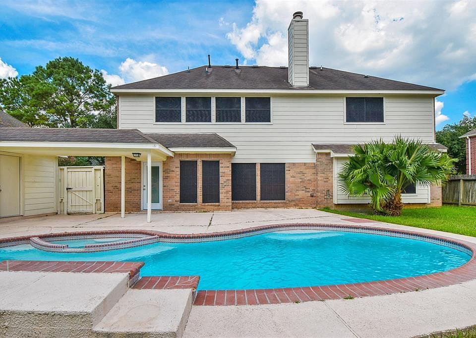 private pool with spa in enclosed backyard