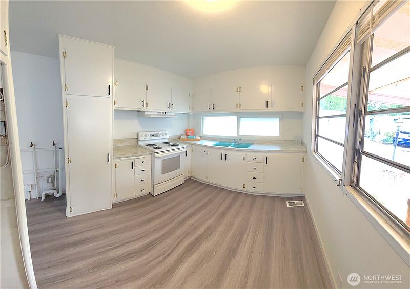 3rd image of 4024 nw Country Lane #38