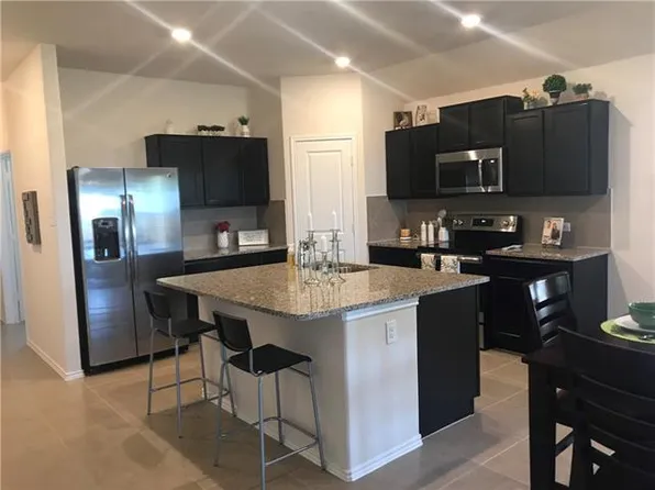 820 Hillrose Dr, Leander, TX 78641