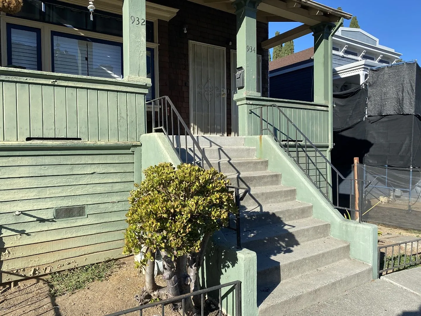 Cozy Upper Floor 2 Bedroom, 1 Bath Unit — Photo 1
