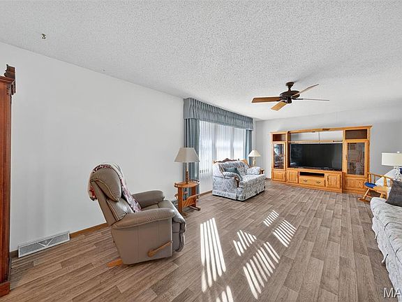 5th image of 19 Gauzy Ln