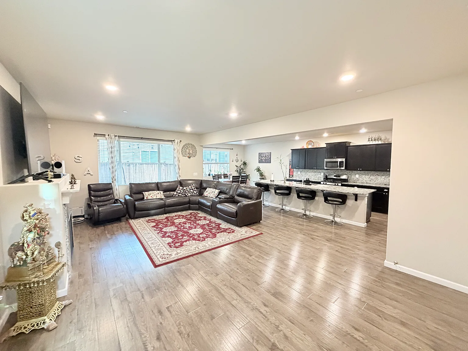4 bed, 2.5 bath, 2551 sqft, $3,200 — Photo 4
