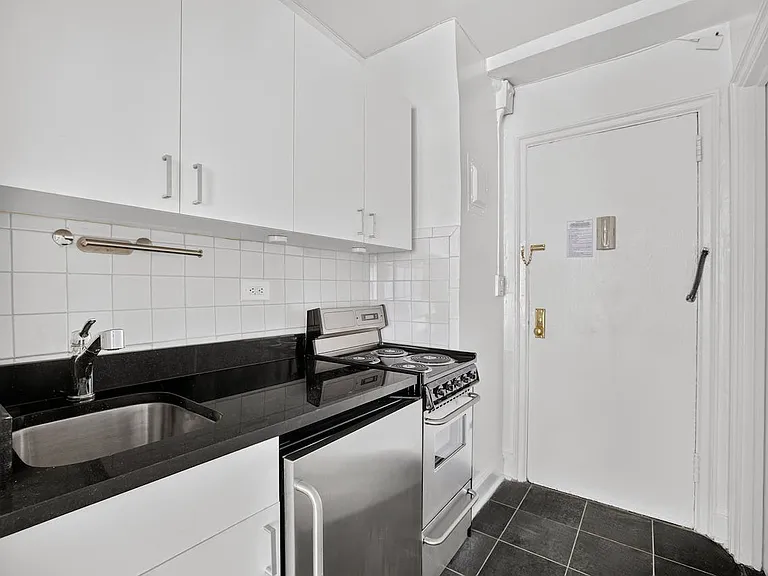 310 E 44th St #609 — Photo 4