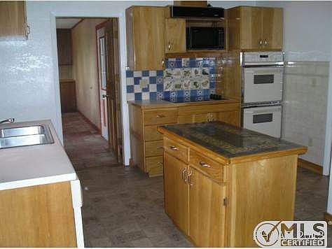 Kitchen w/ Island