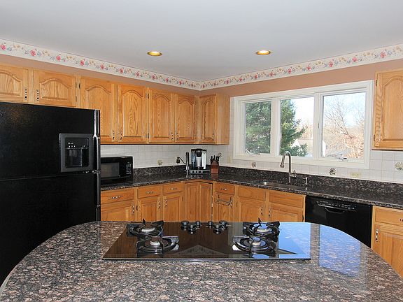 5th image of 74 Dimond Ave