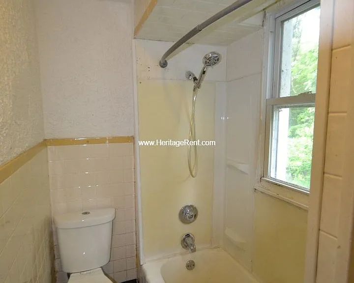 310 E 16th St — Photo 8