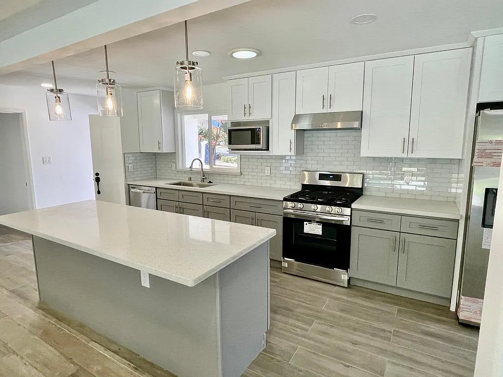 1048 W Riverside Way photo 1