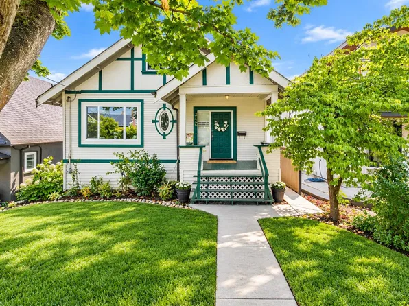 342 8th Ave E, New Westminster, BC V3L 4K8