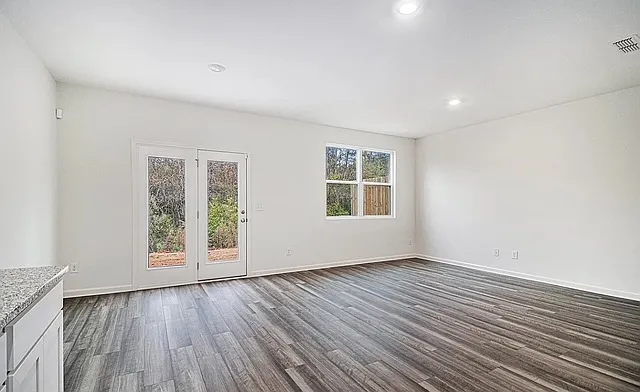 3 bed, 2.5 bath, 1941 sqft, $1,995 — Photo 2