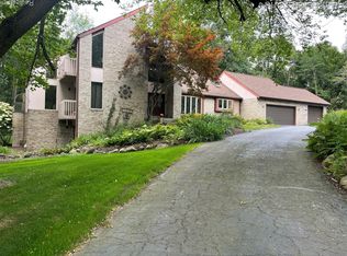 2862 Foxfire Dr, Milford, MI