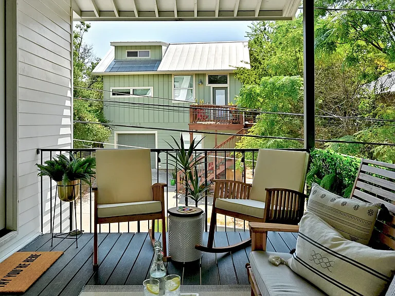 1105 E 9th St #2 — Photo 3