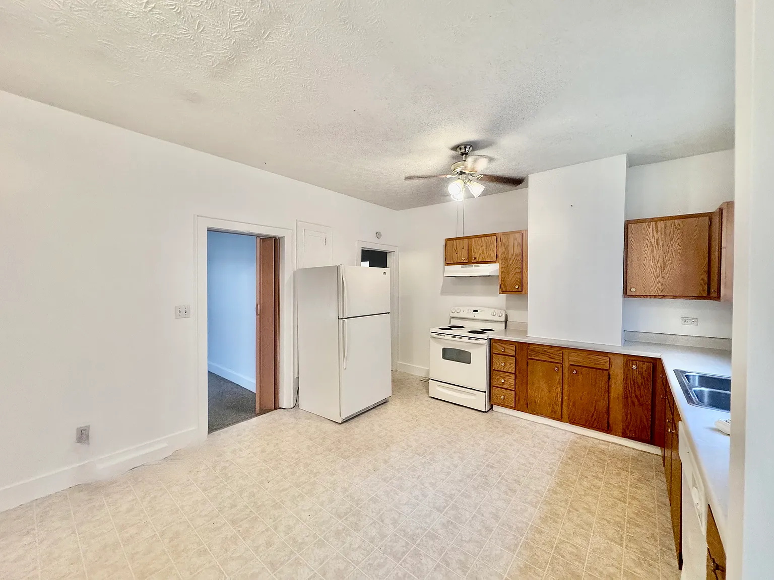 2 bed, 1110 sqft, $1,600 — Photo 2
